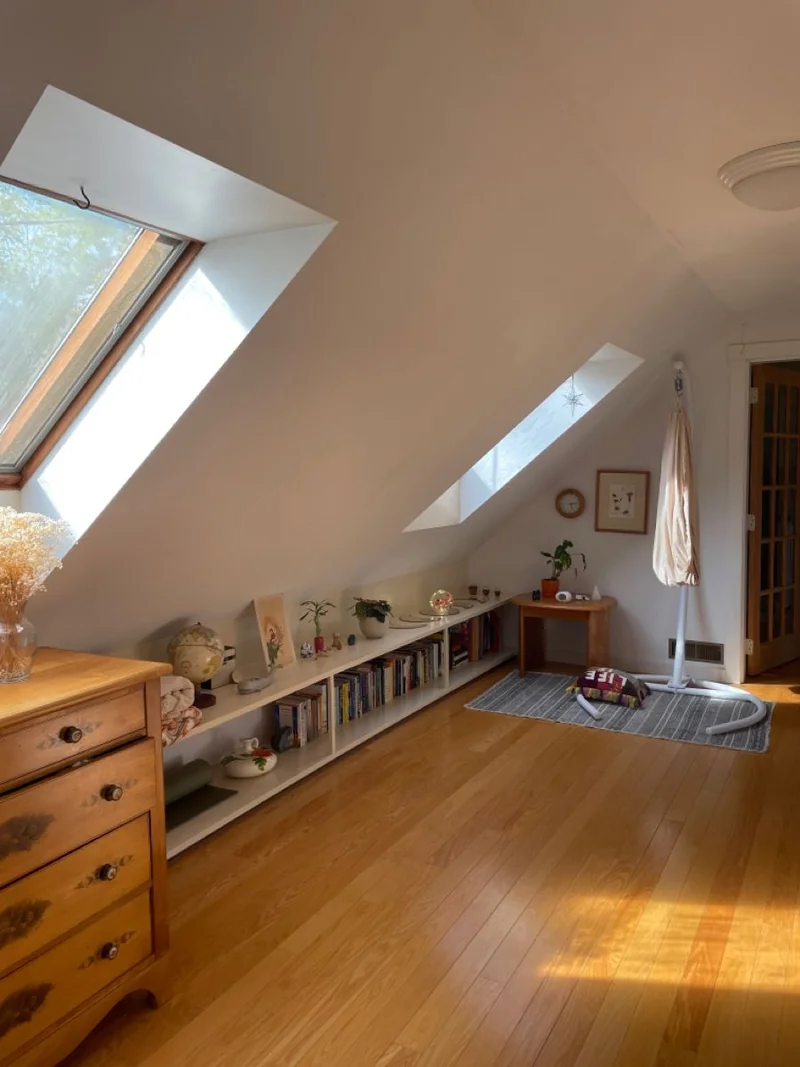 Empty room before virtual staging