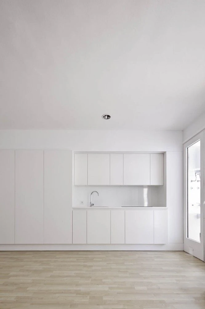 Empty room before virtual staging